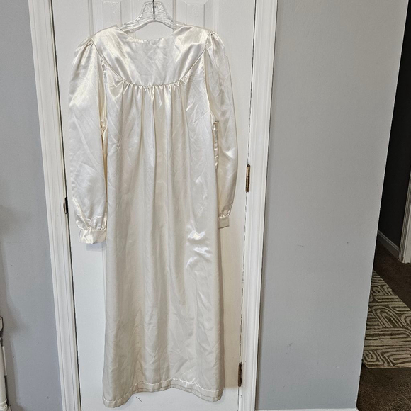 VINTAGE Nicole Nightgown size Petite Medium. EXCELLENT CONDITION - Picture 2 of 3
